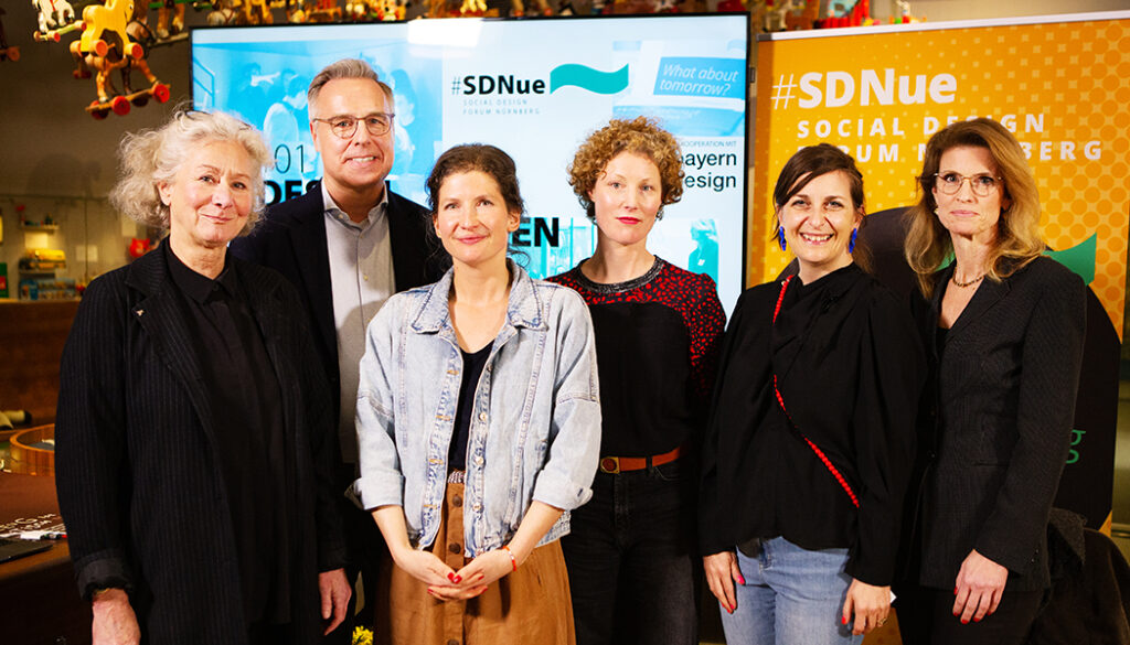 Die Referentinnen des ersten Social Design Forums, zusammen mit den Initiatoren von R28, Sabine Schweigert und Stefan Wacker